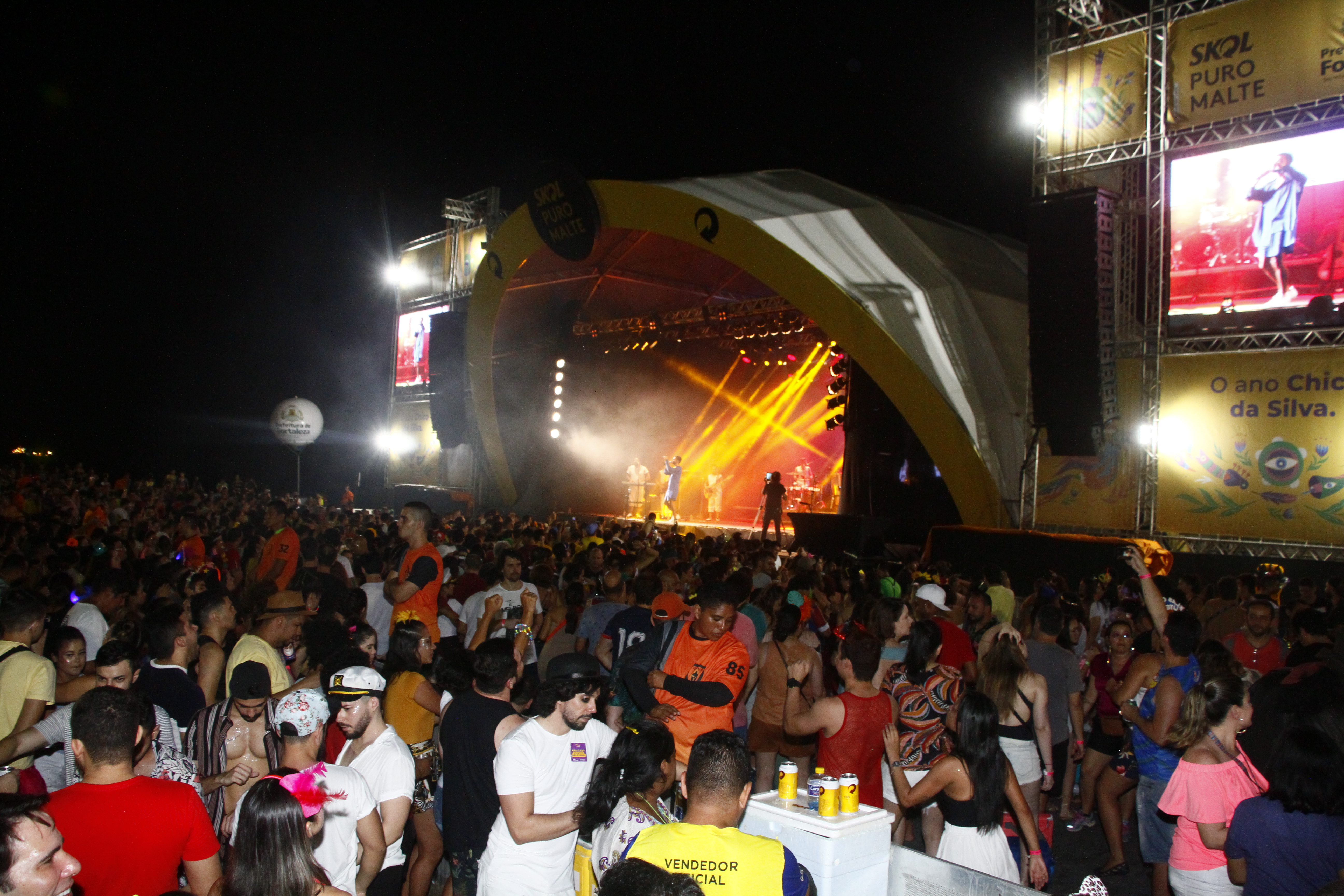 a foto mostra o palco montado no aterrinho com o cantor Silva cantando